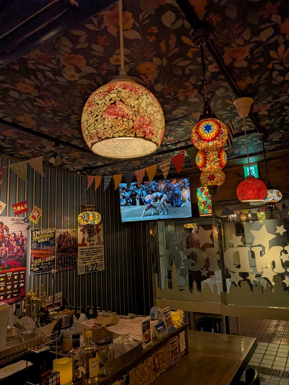 花柄の天井とモザイクランプの店内